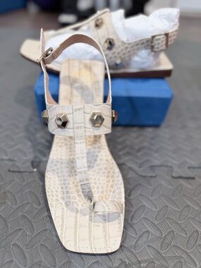 Women’s Vince Camuto Size 9 1/2 (41) Cream Croc-Embossed T-Strap Sandals